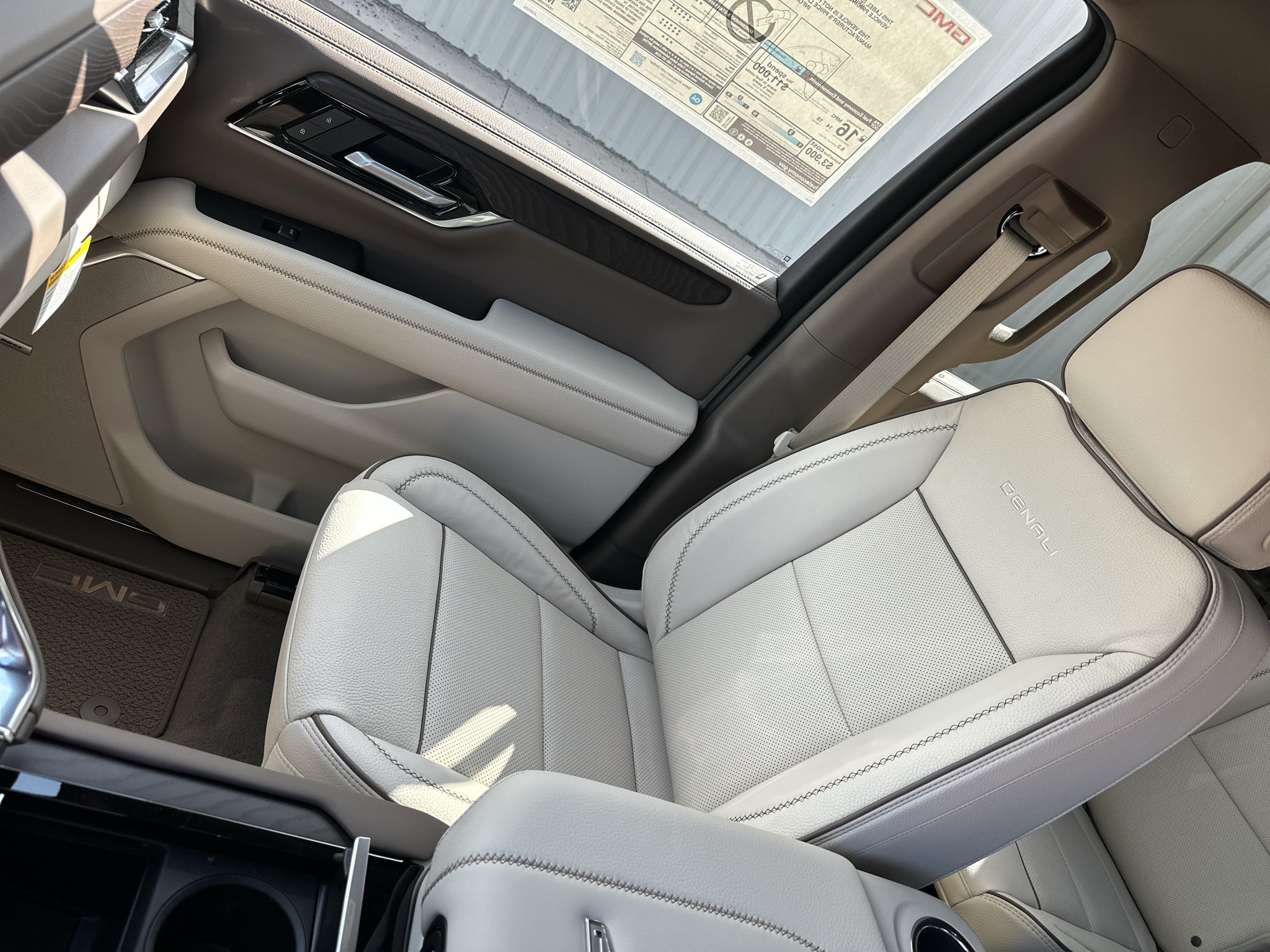 2026 GMC Yukon Denali - Photo 14